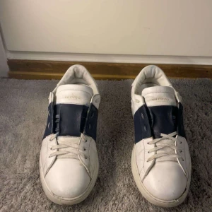Valentino open - Tja säljer ett par stilrena valentino opens i färgen vit och marinblå. Dessa är perfekta nu inför hösten och är i perfekt skick. De är i storlek 41 men passar mig som har 42. Hör av dig vid minsta fråga eller fundering🙌