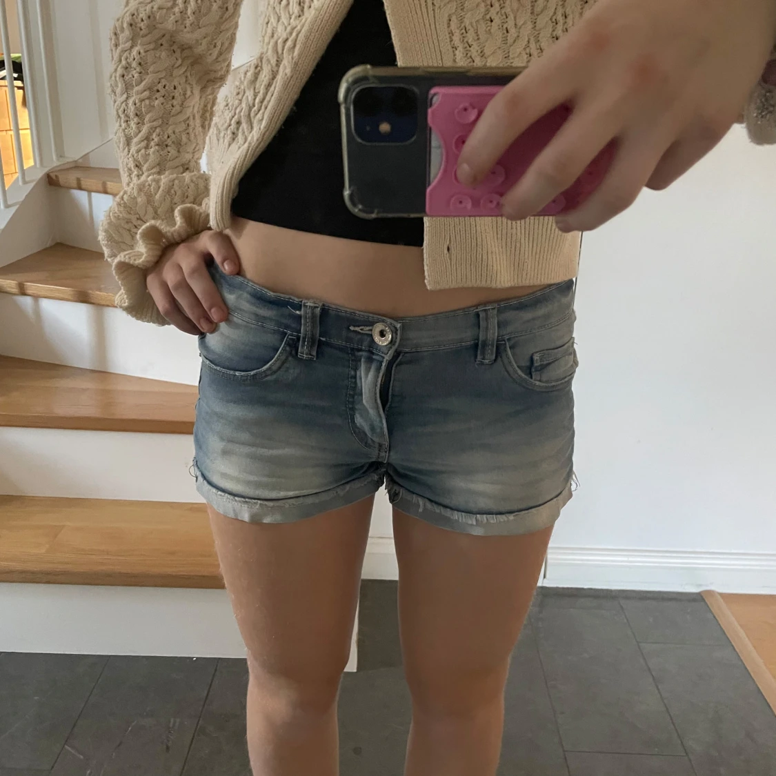 Lågmidjade jeansshorts i ljusblå denim