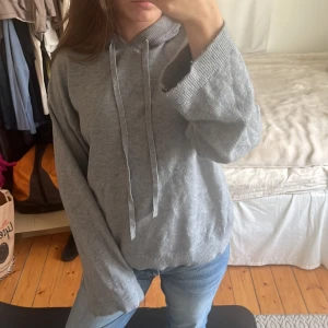Grå hoodie från Gina Tricot XS - Mysig grå hoodie från Gina Tricot i storlek XS. Tröjan har huva med snörning, långa ärmar och ribbade muddar vid ärmslut och nederkant. Perfekt för chill dagar och enkel att matcha med jeans eller leggings. Använd endast en gång och i helt nyskick nypris ca 360kr