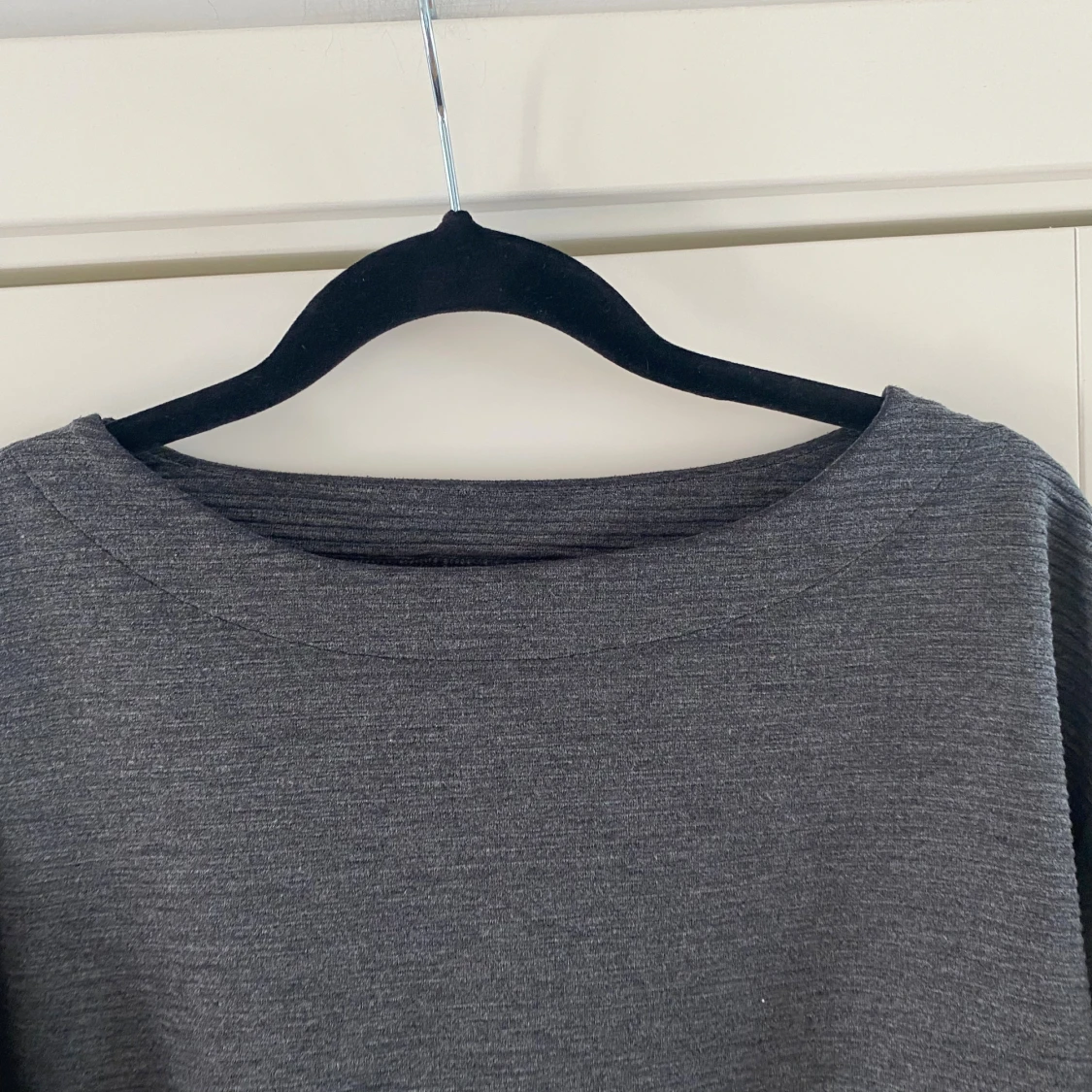 Grå ribbad tröja med trekvartsärm - 2