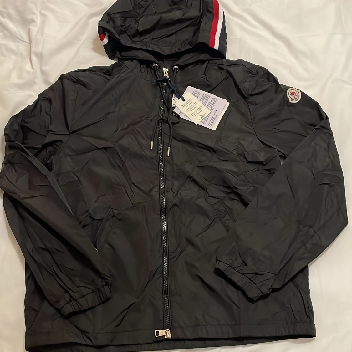 Svart vindjacka från Moncler med huva