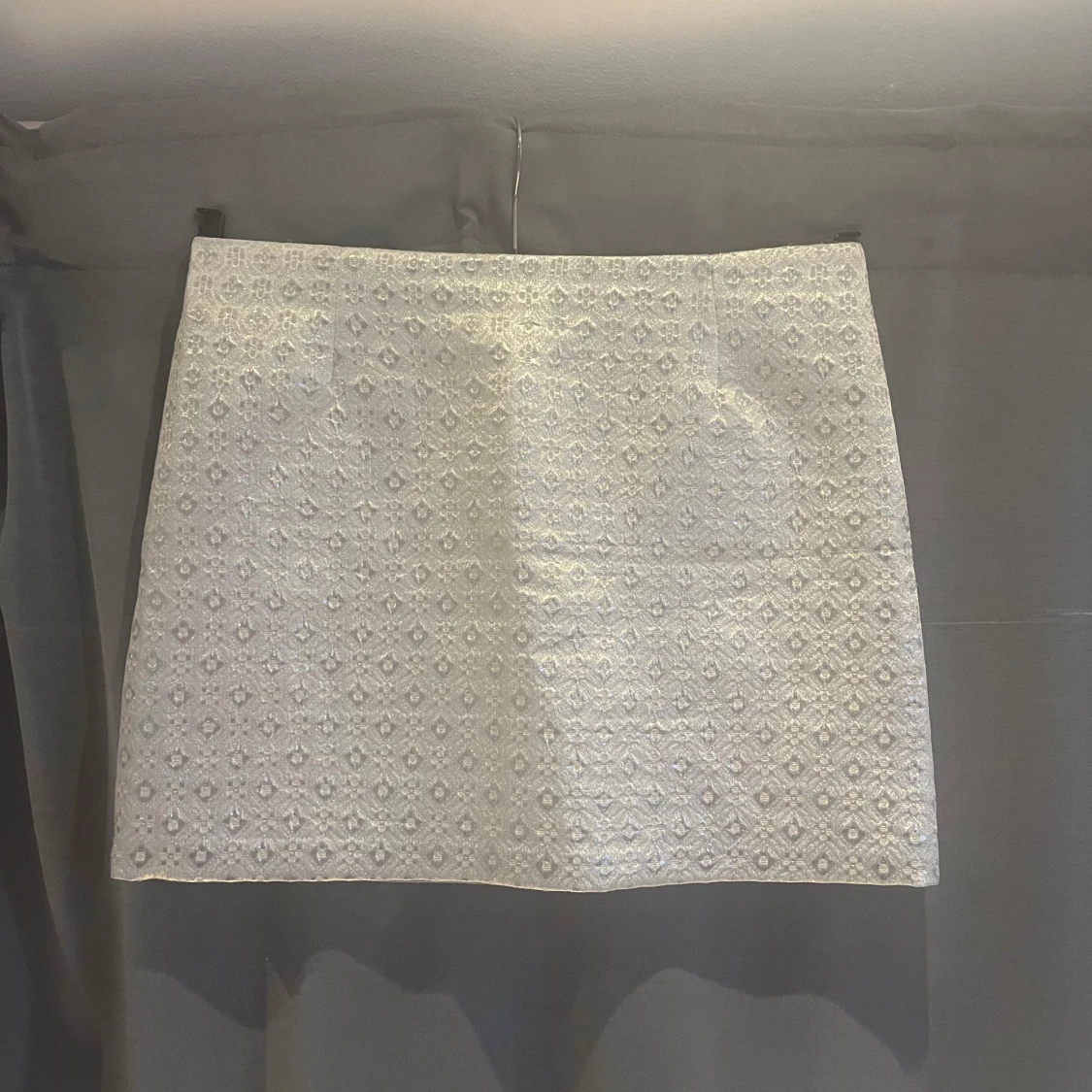 Vit och silver brokad minikjol