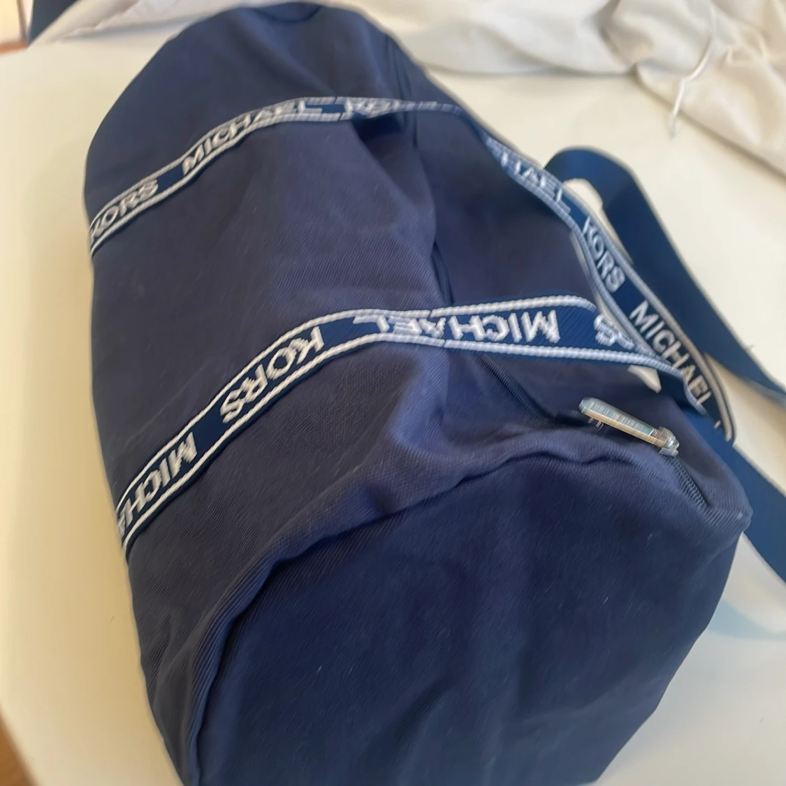 Blå duffelbag från Michael Kors - 1