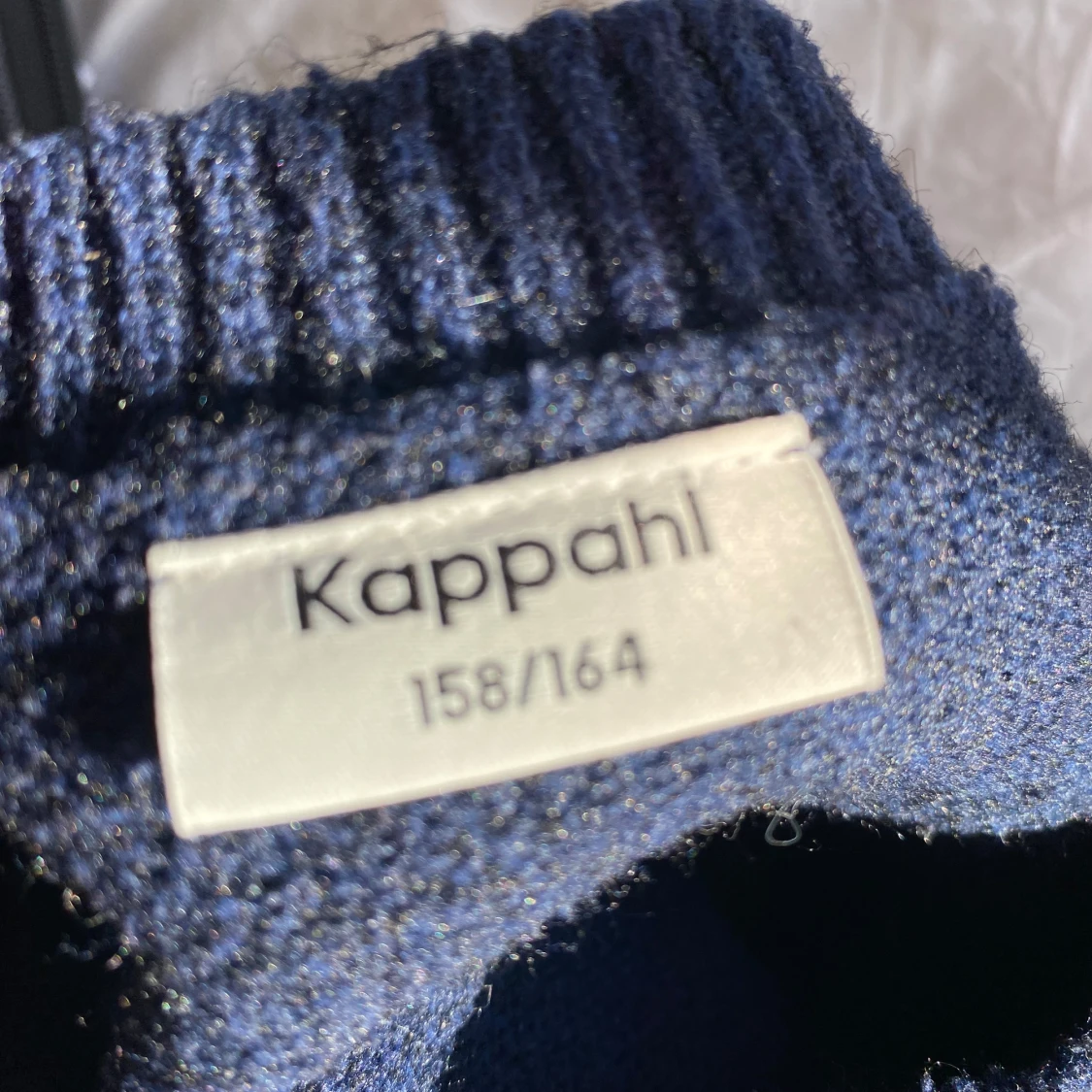 Mörkblå stickad tröja från Kappahl - 1