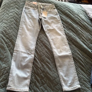 Ljusblå skinny jeans från Esprit - Snygga ljusblå jeans från Esprit med klassisk femficksdesign och skinny passform. Jeansen har normalhög midja, dragkedja och knapp framtill samt diskreta sömmar. Perfekta för dig som gillar en stilren och enkel look.