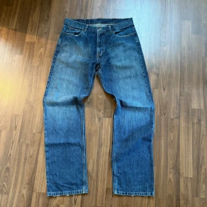 Vintage Hilfiger Jeans - Tja! Säljer ett par sjukt feta Vintage Hilfiger jeans. Sjukt fet tvätt och snygga detaljer. W33 L32, straight fit. Hör av dig om du har någon fundering!