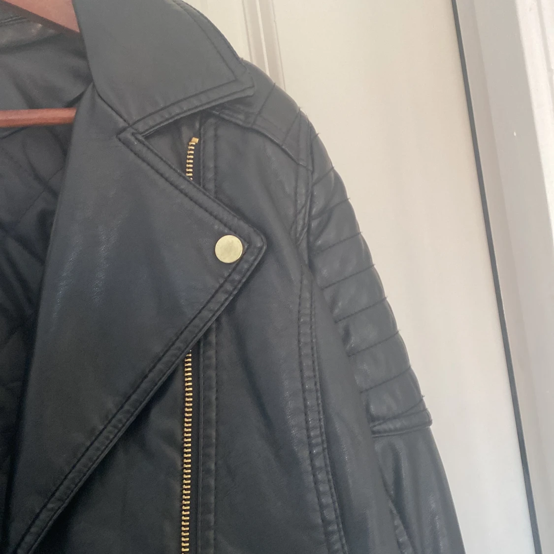 Svart skinnjacka från H&M, stl 40 - 4