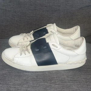 Valentino Garavani - Snygga Valentino Garavani Open sneakers i marinblått i atorlek 46. De är använda men har mycket kvar att ge, de har en del defekter därav priset. Hör av dig vid frågor☺️