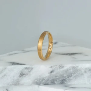 Aurum Ring  - ✔ Material: 316L Rostfritt stål med guldfinish ✔ Bredd: 4mm ✔ Design: Borstad yta med polerade kanter ✔ Insida: Polerad för bekväm passform ✔ Egenskaper: Slitstark, rostbeständig & hypoallergen. OBS‼️‼️BETALNING SKER VIA ENVICTUS HEMSIDA!🤩