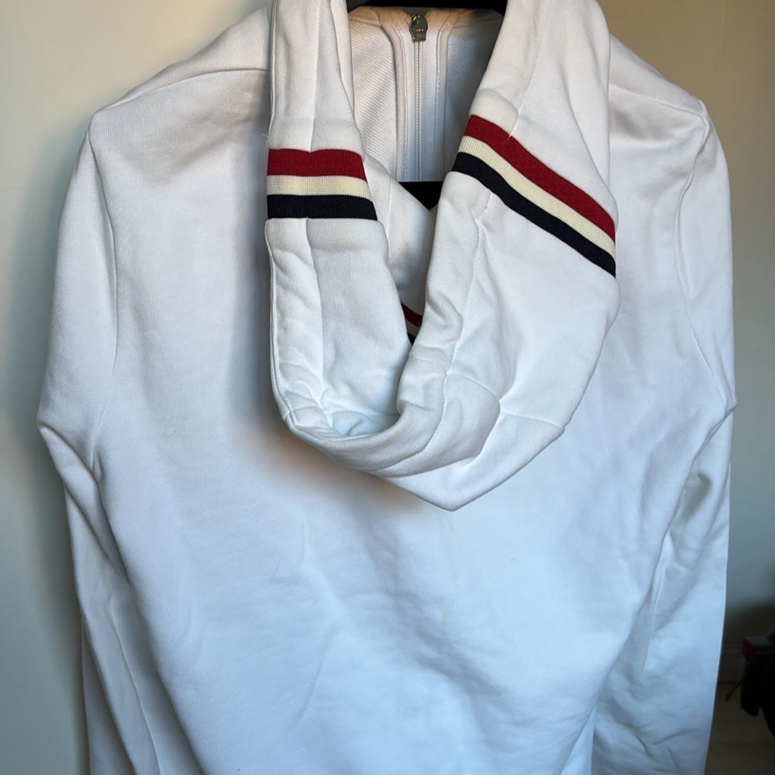 Vit hoodie från Moncler med dragkedja - 1