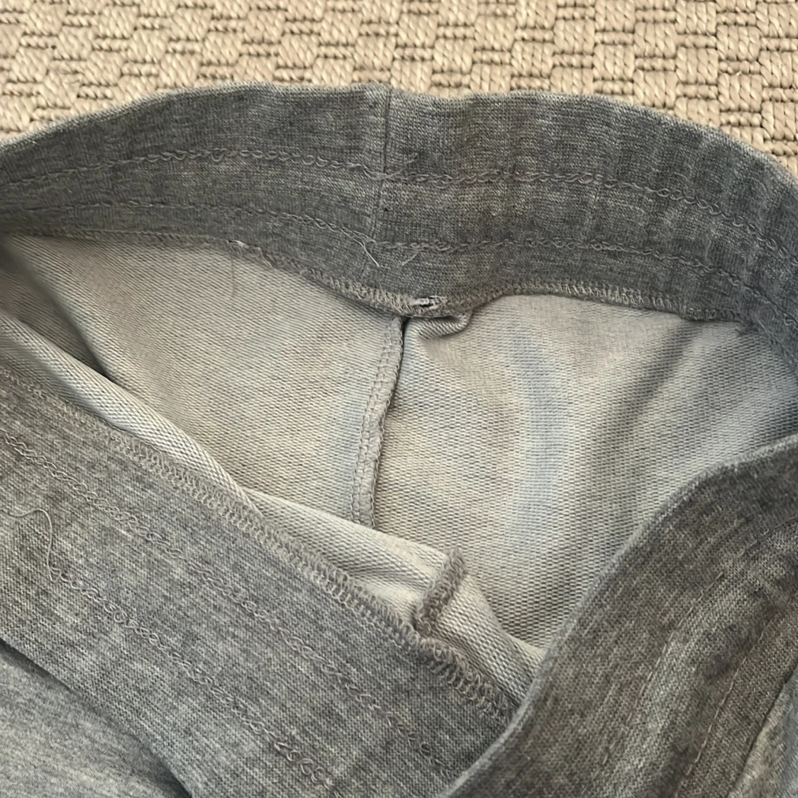 Grå mjukisbyxor med snörning - 3