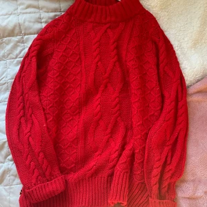 Röd stickad tröja  - En mysig röd stickad tröja som passar perfekt till höst och vinter! Väldigt varm och go. Storlek XL🍂