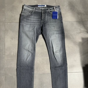 Jacob Cohen jeans  - Tjena! Säljer nu dessa sjukt feta Jacob Cohen jeans i storlek 32! Jeans är använda max 3 gånger så de är som nya! Jag köpte dem nya för 5900kr på united fasion i Göteborg(kvitto finns)! Modellen är Nick slim vilket är slimfit! Hör av er vid fler frågor eller bilder! 