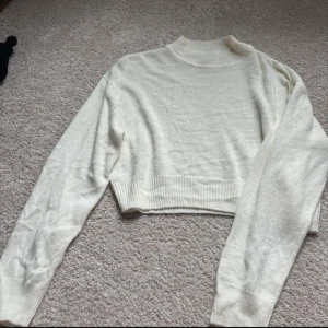 Stickad tröja - Kort stickad tröja