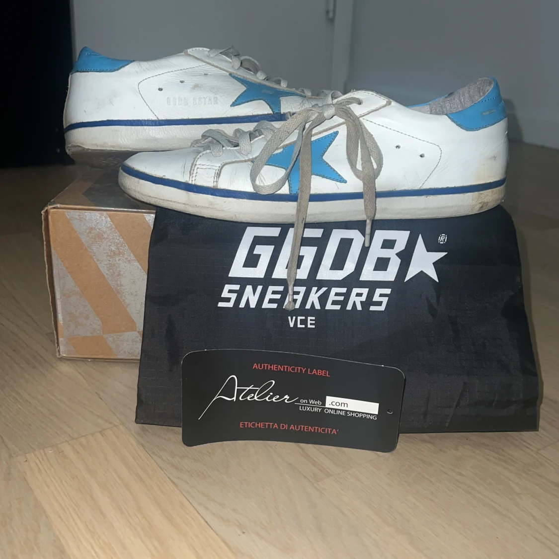 Golden Goose vita sneakers med blå detaljer - 4