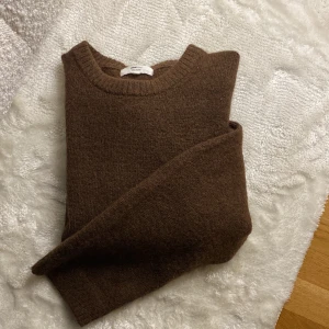 Brun stickad tröja från Gina Tricot - Mysig brun stickad tröja från Gina Tricot i ullblandning. Storlek S, tröjan är i ett nyskick och finns inga defekter eller synliga tecken på användning, använd max 2 gånger. Köpare står för frakt🤎
