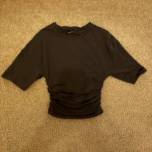 Ruched T-shirt - Säljer denna tröja från Gina. Tight vid midjan. Inga defekter. 