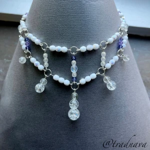 ”Kosmos” - Handgjort halsband med vita firepolish-pärlor i färgen ”Chalk AB” (AB står för Aurora Borealis vilket är en ytbehandling på pärlorna som ger ett fint lyster när de träffas av ljus). Halsbandet är även smyckat med krackelerade glaspärlor och glaskristaller från Preciosa. Länkarna är i silverpläterad och non-tarnishbehandlad koppartråd🌿