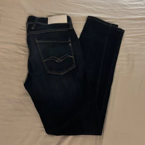 Replay Anbass Slim Fit - Snygga Replay jeans i storlek 32/32. Slimfit. Mörkblåa och tidslösa⏳ Skriv gärna vid intresse!!! Plus priser är inte hugget i sten så det är bara att skicka iväg ett dm vid frågor eller funderingar🙌🏼🥂