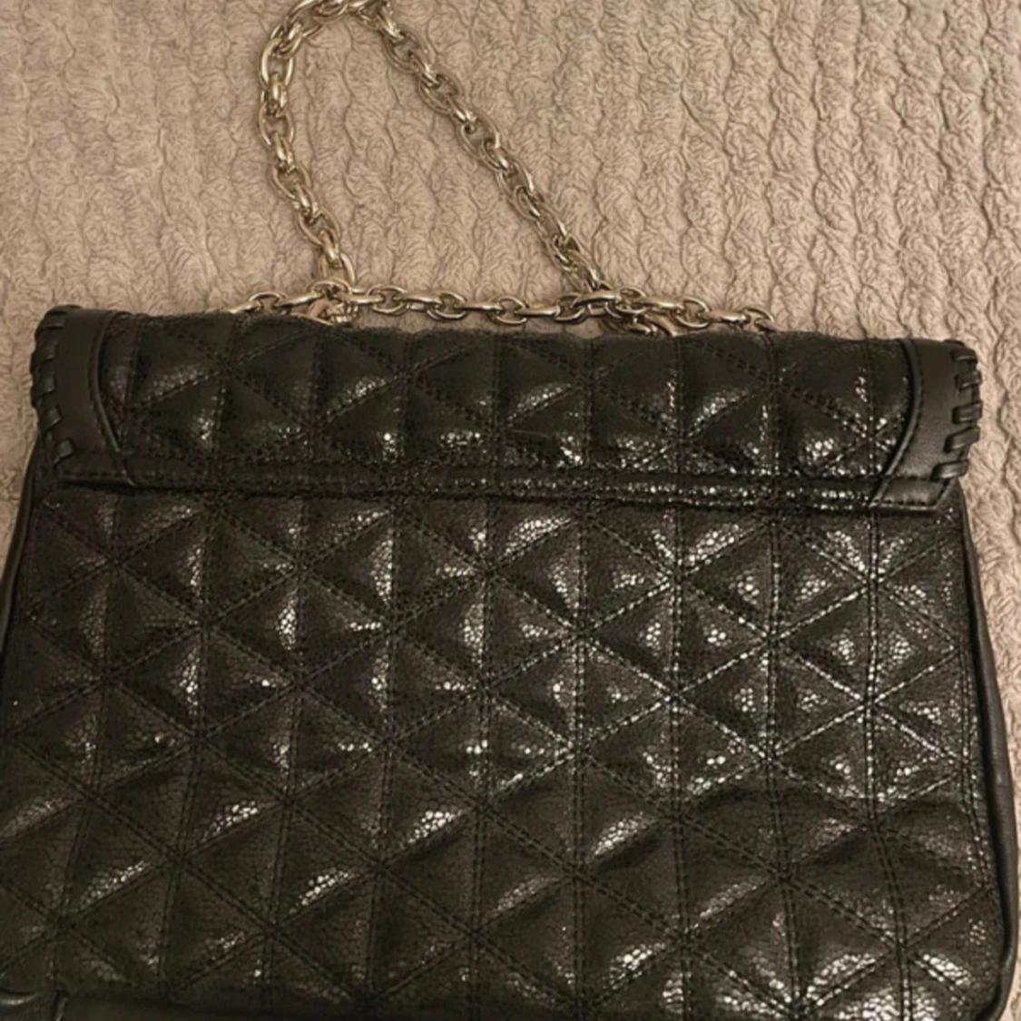 Svart quiltad axelväska från Guess - 1