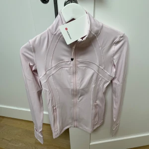 Lululemon ljusrosa - Säljer en av mina lulumelon som är helt ny!!! Pris kan diskuteras! Hör av er vid frågor💞