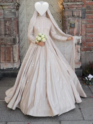 Skräddarsydd förlovningsklänning - Skräddarsydd förlovningsklänning i storlek 38. Använd endast en gång tidigaste. Nypris 13 000 kr men säljer för 7 000 kr, pris går att diskutera. 