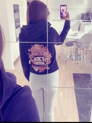 Juicy couture  - En perfekt stilig och skön kofta där de passar bra att ha hemma som mjukis kläder och ha ute som en snygg och fin kofta. Jag har använt den en antal gånger men den är nästan som ny. 