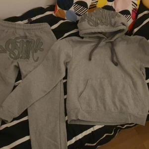 En grå syna World dress perfekt till hösten och vintern - Storlek S Passar perfekt på båda!  En perfekt dress till hösten och vintern med ett skönt material som håller dig varm i alla väder. Inga täcken på andvänding och är som helt ny!!! OBS! Priset kan diskuteras vid snabb affär