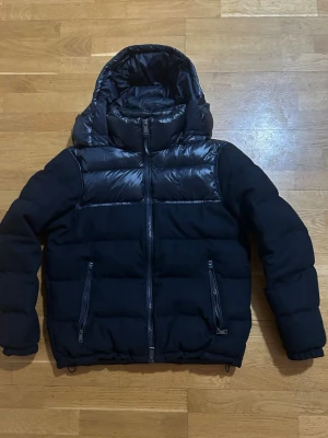 Pufferjacka av Ralph Laurent - Säljer denna feta limiterade vinterjacka av Ralph Laurent. Är du intresserad eller har frågor är det bara att skriva. Nypris 6500