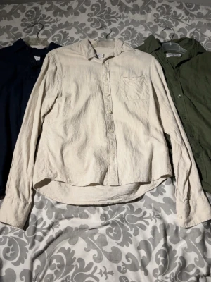 Grön linneskjorta Dressmann XS - Säljer en grön skjorta från Dressmann i storlek XS. Skjortan är tillverkad i en linnemix, har klassisk krage, långa ärmar och knappar framtill. Perfekt för dig som gillar en enkel och stilren look. Jag säljer alla 3 men AI är ju inte så smart och jag orkar inte fixa och dona längre. Pris kan diskuteras 