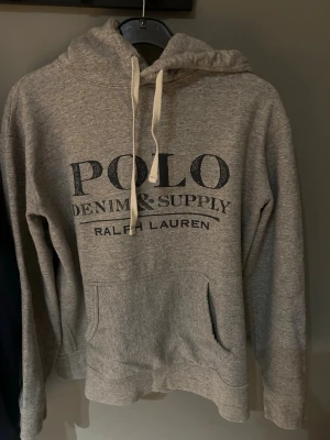 Polo Ralph lauren hoodie! - En snygg polo tröja, storlek s , vill gärna ha de priset , kan tänka mig max gå ner nån hundring!