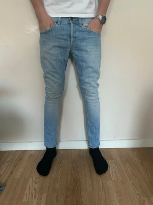 Dondup George  - Schyssta dondups för en sjuk prislapp. Modellen är George och skicket är mycket bra. [W31] [L28] modellen är 184 och de sitter tajt på benen. Startpris är på 599 men inte hugget i sten. 