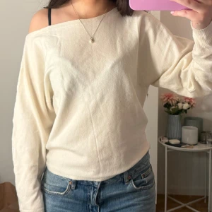 Offshoulder vit stickad tröja -  supermjuk offshoulder tröja från HM🩵🩷