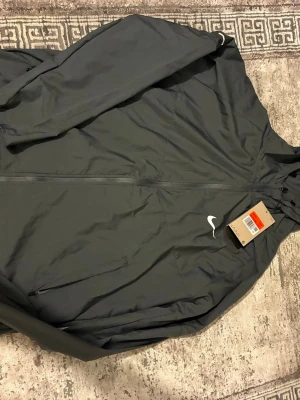 Nike miller - En skön dress med lapp fortfarande som är i stilrent skick. Komfort stil som gör dig bekväm en hel dag, samt sidofickor på jackan och byxorna 