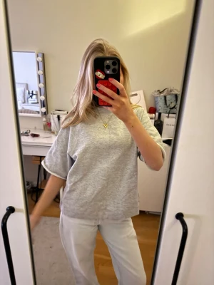 Trekvartsärmad T-shirt  - Super snygg tröja från Gina, storlek xxs men passar mig som har xxs-s i toppar💗