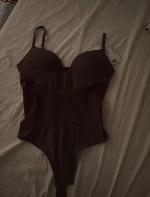Slutsåld body från H&M - Väldigt eftertraktad body från H&M, slutsåld överallt, brun storlek S, lappen kvar