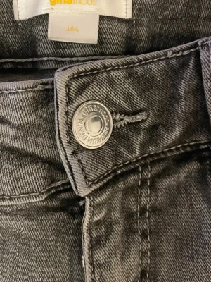 Grå jeans från Gina Tricot, raka ben - Säljer ett par grå jeans från Gina Tricot i storlek 164. Jeansen har klassisk femficksmodell, bootcut och normal passform. Materialet är mjukt denim i bomull och de har en snygg tvättad look. Perfekta till vardagsoutfiten!