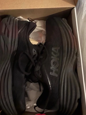 Svarta Hoka Bondi 8 - Säljer ett par nya svarta Hoka Bondi 8, endast testade några få gånger, säljer pga min fot passade inte skolmodellen