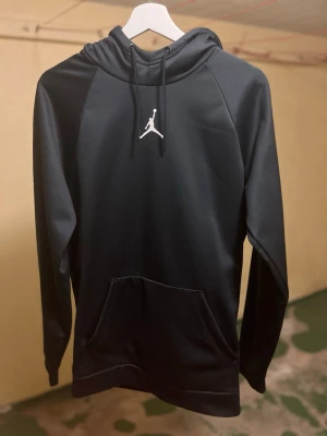 Jordan Hopdie  - Hoodie som bara hänger i gaderoben och inte kommer till användning.