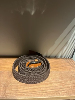 Brunt flätat bälte - Sprillans nytt bälte i snygg brun färg i längden 120cm
