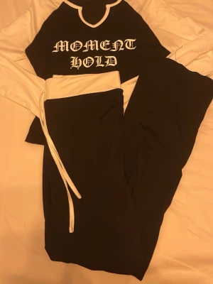  Sätt  - Super fint svart vit sätt med tröja och byxor med text på