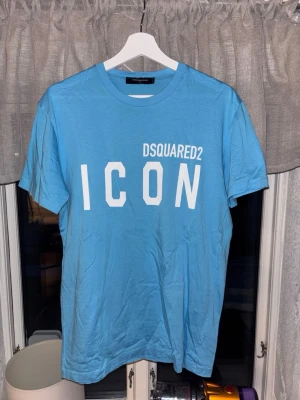 Blå ICON t-shirt från Dsquared2 - Säljer en blå t-shirt från Dsquared2 