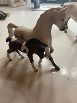 En kit med schleich hästar - Ett vit sto med ett föl 