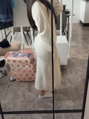 Lång klänning från Gina tricot - Lång klänning från Gina tricot som är figursydd och använd 1 gång i väldigt fin skick.