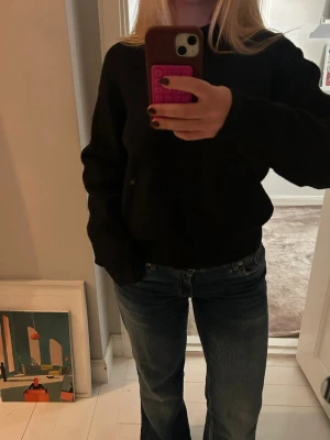 Svart stickad tröja med rund hals - Svart stickad tröja🖤