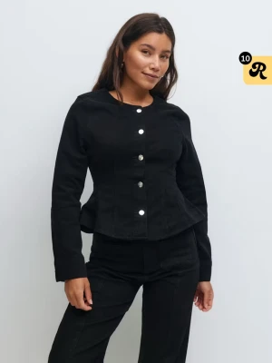 Svart jeansjacka med markerad midja - Säljer denna jätte fina jeans jackan eftersom jag köpte som present till min syster men det passa inte, aldrig använd! Inga skador, helt ny‼️ jätte fin till våren och sommren. Inte mina bilder, kan skicka privat men den sitter exakt som på bilderna!❤️