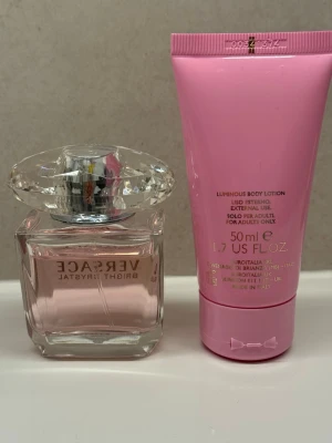 Versace Bright Crystal parfym & lotion - Versace Bright Crystal parfym 30 ml (90% kvar)och tillhörande luminous body lotion 50 ml(oöppnad )Båda är tillverkade i Italien. Perfekt set för dig som vill ha en lyxig känsla i vardagen. 