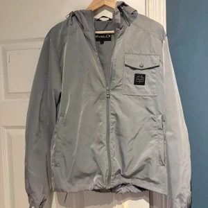 Bvaldi jacka  - Det Säljer denna feta bvaldi jacka den är i helnytt skick och inga defekter. Den kostar ungefär 1600 ny och jag säljer den nu för 599 vilket är ett rimligt pris.  Den är storlek M men passar både S och L för den här snören där man kan dra åt jackan  Skriv om ni har några fler frågor.