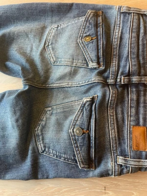 Blå bootcut jeans  - Lågmidjade bootcut jeans i klassisk blå tvätt från Subdued. De är storken 38 men är som 32 i svenska storlekar. De är i ett andvänt skick⭐️💖Nypris 800kr