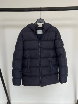 Herno Jacka - Extremt fet och efterfrågad jacka från det exklusiva märket Herno! Toppskick, inga defekter! Storlek S, modellen är ca 182 och den sitter bra. Nypris ligger på ca 5-6000Kontakta mig för fler frågor och funderingar!